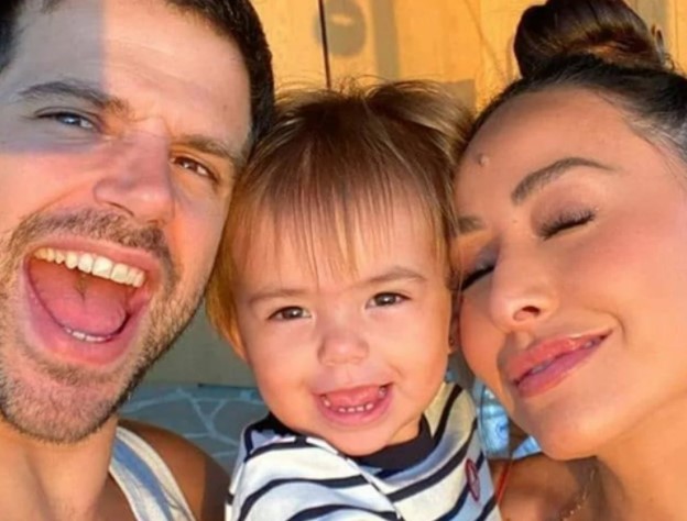 A modelo Sabrina Sato, o ator Duda e a filha deles Zoe. Eles estão um ao lado do outro, sorrindo - Metrópoles