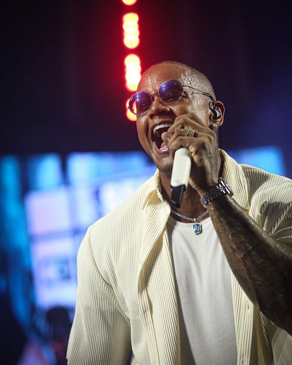 Homem preto cantando em show