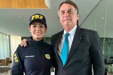 Michelle e Jair Bolsonaro, casal presidencial, tiram foto juntos no Planalto. Ela está vestida de policial federal - Metrópoles
