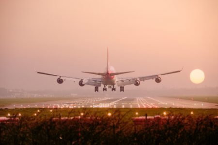 avião pousando em pista