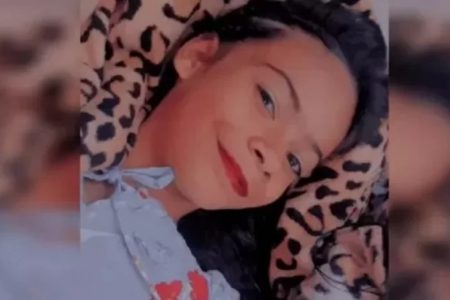menina faz selfie e sorri