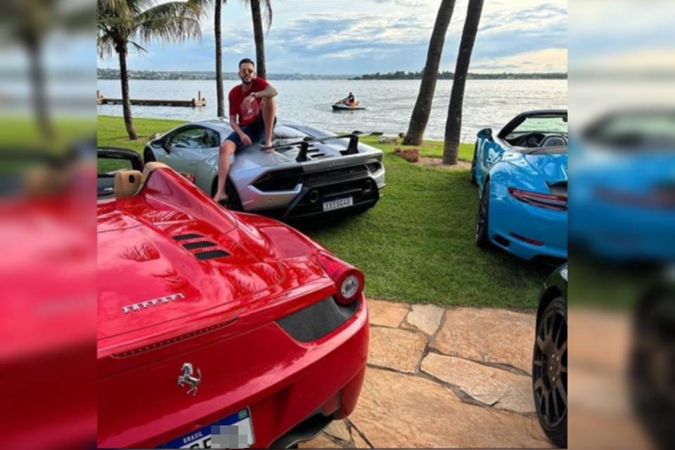 homem com carros esportivos