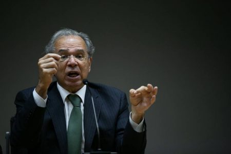 O ministro Paulo Guedes, da Economia, gesticula - Metrópoles
