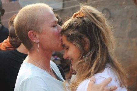 Xuxa e a filha Sasha. A apresentadora está beijando a testa da filha - Metrópoles