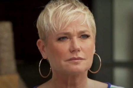 Xuxa Meneghel, apresentadora, atriz e empresária brasileira. Ela tem cabelos loiros e curtos, olhos azuis e usa longos brincos - Metrópoles