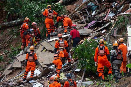 Chuvas voltam a castigar Petrópolis na noite de domingo. Bombeiros retiram corpo de vítima do deslizamento