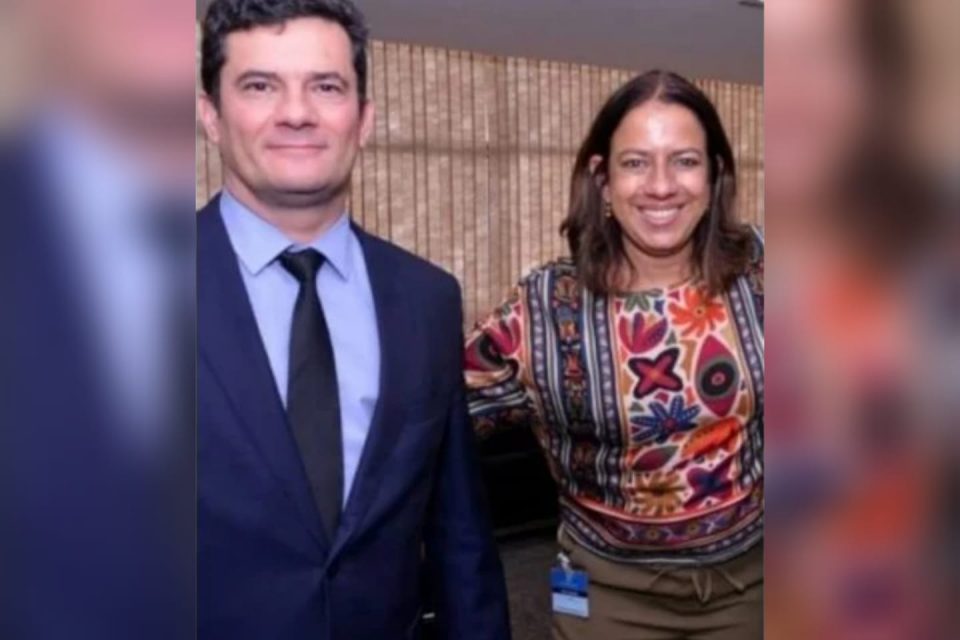 Sérgio Moro, presidenciável, em foto com ex-assessora Cristiane Salles. Ambos sorriem - Metrópoles