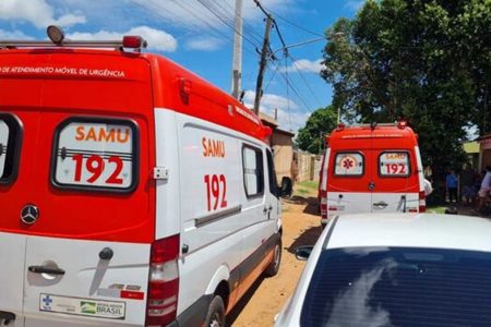 foto mostra dois carros do Samu em uma rua sem asfalto