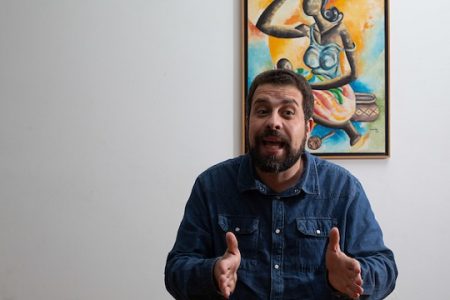 Imagem colorida do deputado federal Guilherme Boulos (PSol), pré-candidato a prefeito de São Paulo - Metrópoles