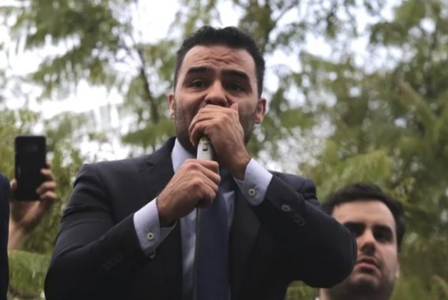 O deputado Arthur do Val, o Mamãe Falei. Ele tem cabelos pretos, barba e usa roupa escura- Metrópoles