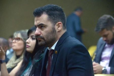O deputado Arthur do Val, o Mamãe Falei. Ele tem cabelos pretos, barba e usa roupa escura- Metrópoles