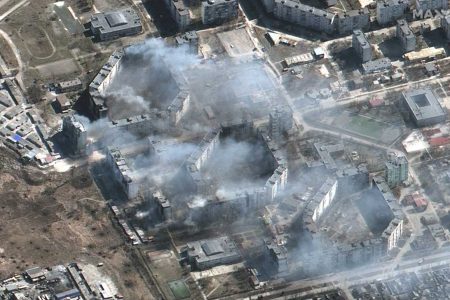 Imagem de satélite mostra destruição em área residencial com muita fumaça após ataque aéreo da Rússia em Mariupol, Ucrânia - Metrópoles