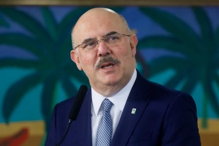 Ministro da Educação, Milton Ribeiro, em discurso no Palácio do Planalto. Ele usa terno e está de óculos - Metrópoles