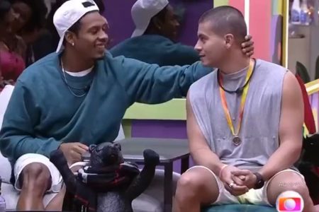 Paulo André e Arthur Aguiar encenaram uma cena da novela Rebelde Brasil