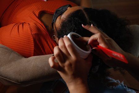 Trancista Késia Araújo demonstra o uso da pomada modeladora alergia crianças