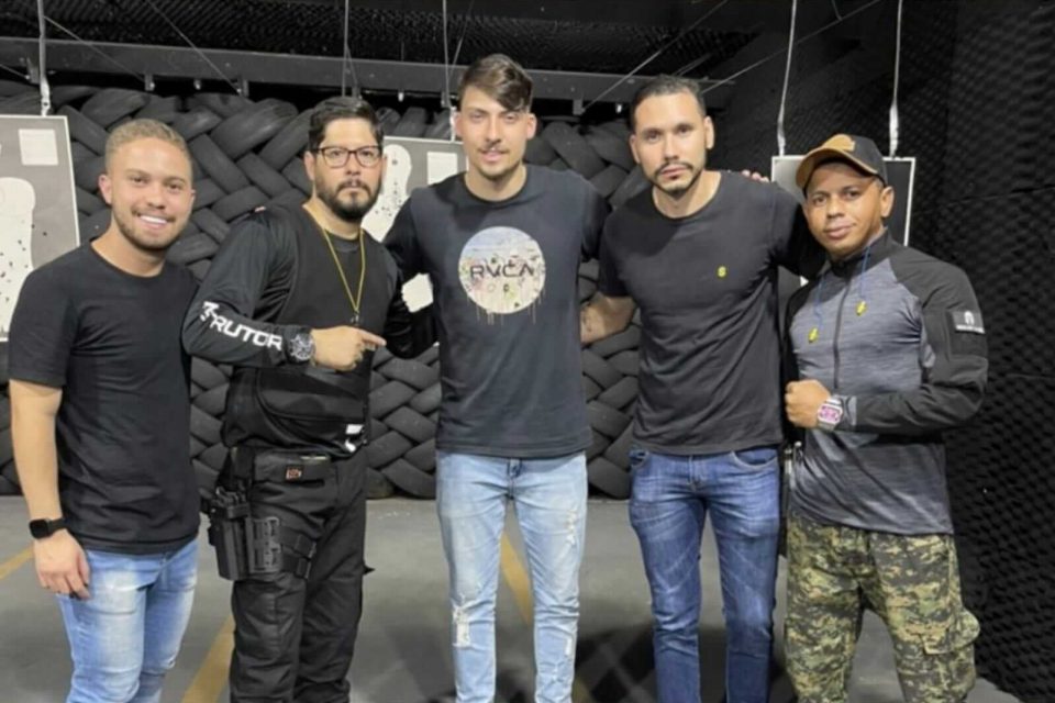 Jair Renan Bolsonaro em curso de tiro