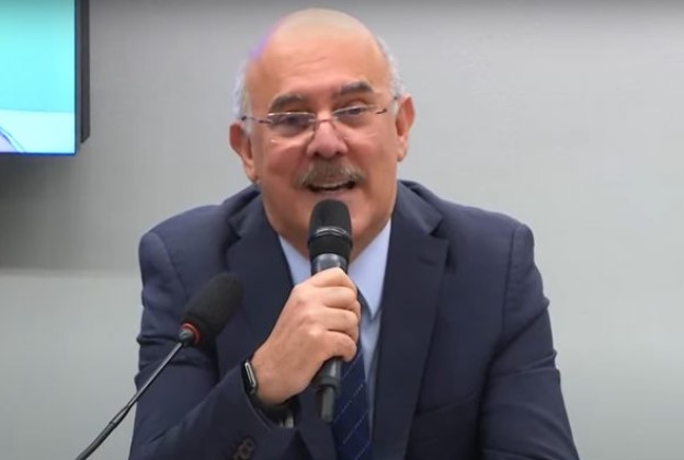 Ministro da Educação Milton Ribeiro. Ele tem cabelos brancos ao lado da cabeça e usa óculos - Metrópoles