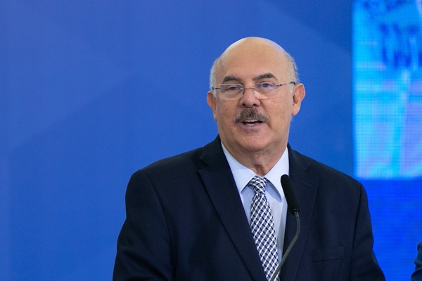 Ministro da Educação Milton Ribeiro. Ele tem cabelos brancos ao lado da cabeça e usa óculos - Metrópoles