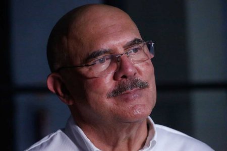 Ministro da Educação, Milton Ribeiro, em discurso no Palácio do Planalto. Ele usa camisa branca e e está de óculos - Metrópoles