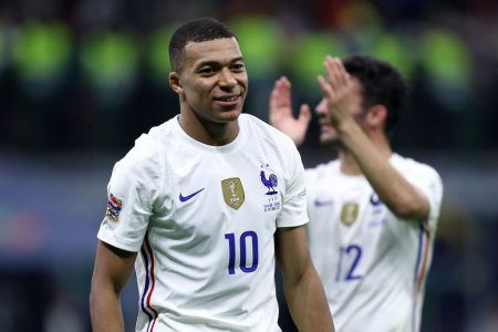Kylian Mbappé atuando pela seleção francesa na UEFA - Metrópoles