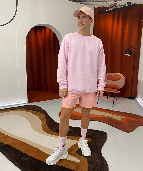 Homem branco usa produção rosa bebê e boné rosa