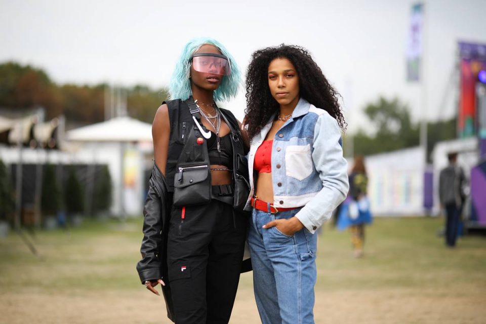 Mulheres usam produções para o lollapalooza
