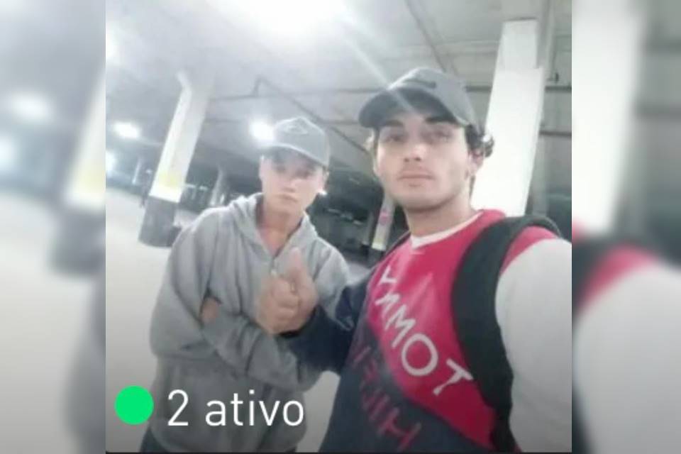 Homens presos por dar golpe em jovens gays no Grindr. Dois homens em perfil de relacionamento gay