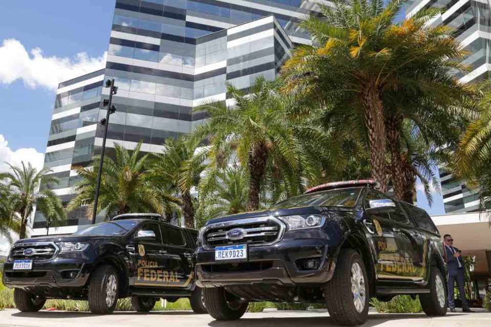 Novo prédio da Polícia Federal no dia da inauguração da estrutura, localizada na W3 Norte. Na foto, carros da corporação estão estacionados - Metrópoles