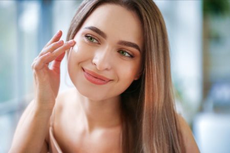 Foto colorida. Rotina de skincare