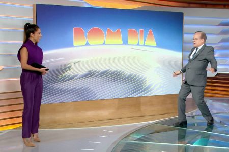 No programa Bom Dia Brasil, da TV Globo, o apresentador Chico Pinheiro imita o jogador Luva de Pedreiro e faz a apresentadora Ana Paula Araújo rir - Metrópoles