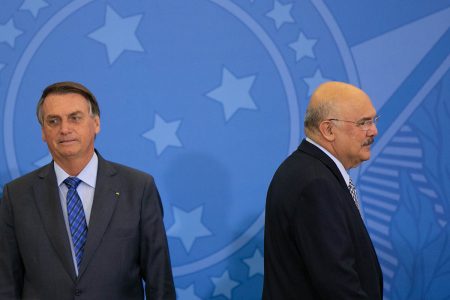 Milton Ribeiro, ministro da Educação, em foto com o presidente Jair Bolsonaro. Ele está de costas para o presidente, que olha para o lado, em cerimônia com no Palácio do Planalto sob fundo azul - Metrópoles