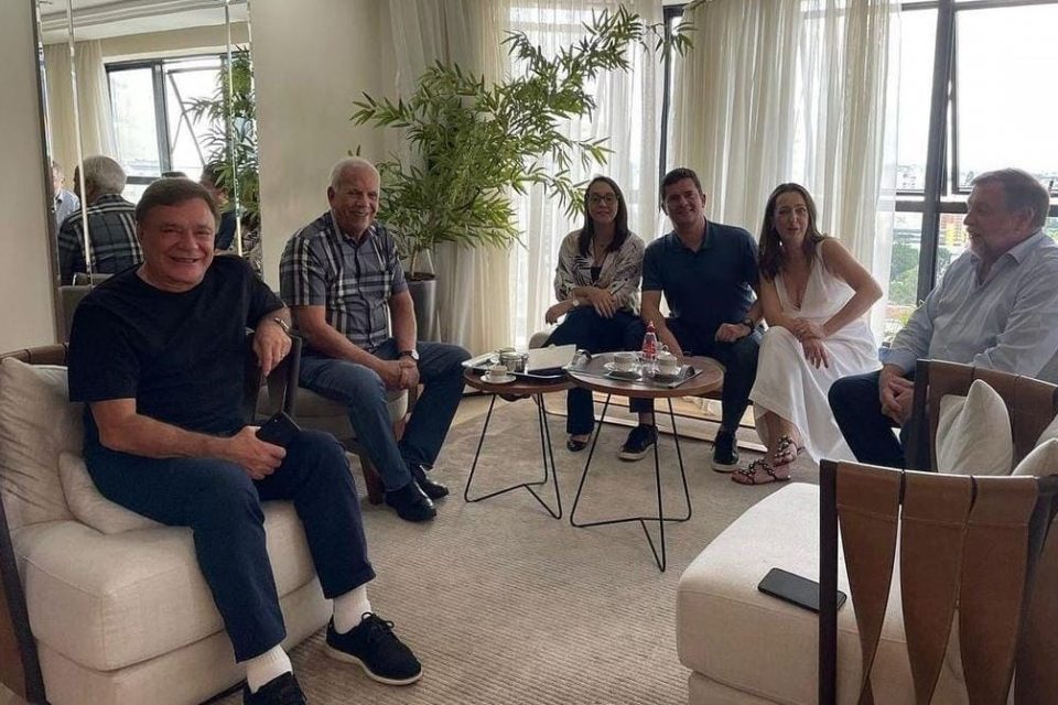 O pré-candidato à presidência Sérgio Moro em sala de apartamento com sua esposa, Rosangela, o senador Álvaro Dias, do mesmo partido que Moro (Podemos) e outras personalidades - Metrópoles