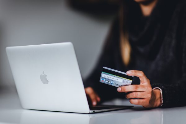 Pessoa fazendo compras pela internet