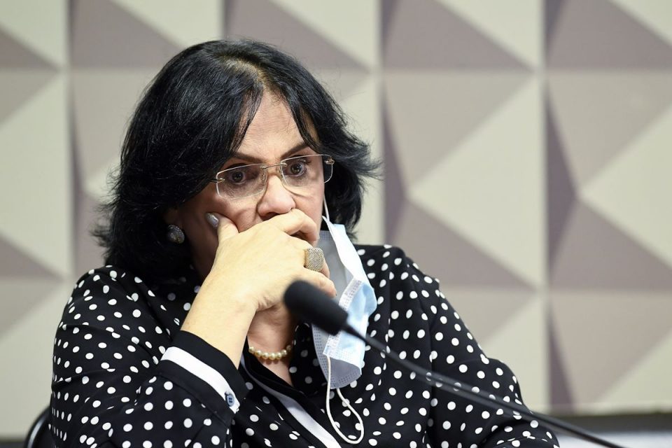 Ministra da Mulher, da Família e dos Direitos Humanos, Damares Alves, depõe em audiência no Senado. Ela usa máscara, sentada à mesa, e olha para frente - Metrópoles