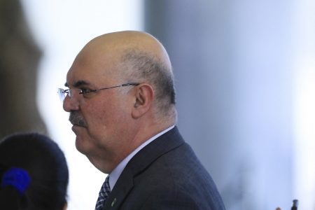Ministro da Educação, Milton Ribeiro em dia Nacional do Voluntariado. Ele não usa máscara e está de terno - Metrópoles