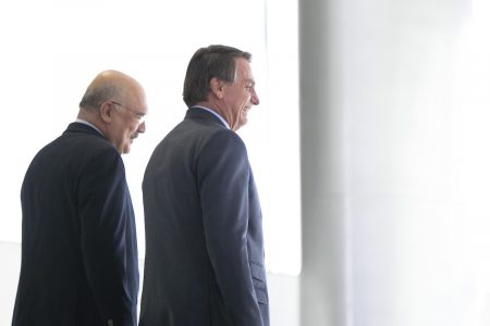 Ministro da Educação, Milton Ribeiro caminha com o presidente Bolsonaro em rampa no Planalto em cerimônia de assinatura do reajuste do piso salarial dos professores do ensino básico. Eles estão de costas - Metrópoles