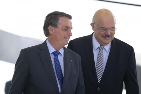 Ministro da Educação, Milton Ribeiro caminha com o presidente Bolsonaro em rampa no Planalto em cerimônia de assinatura do reajuste do piso salarial dos professores do ensino básico. Ambos sorriem - Metrópoles