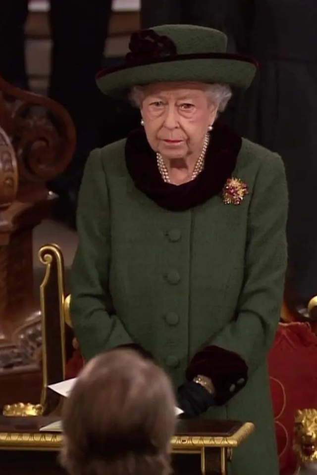 Foto colorida. Rainha Elizabeth chorando