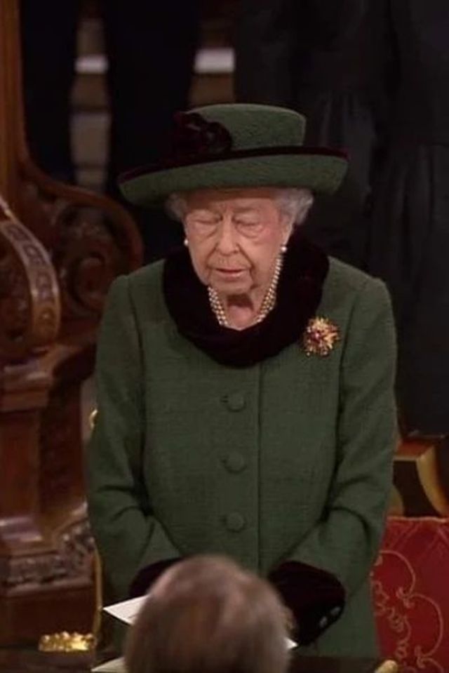 Foto colorida. Rainha Elizabeth chorando