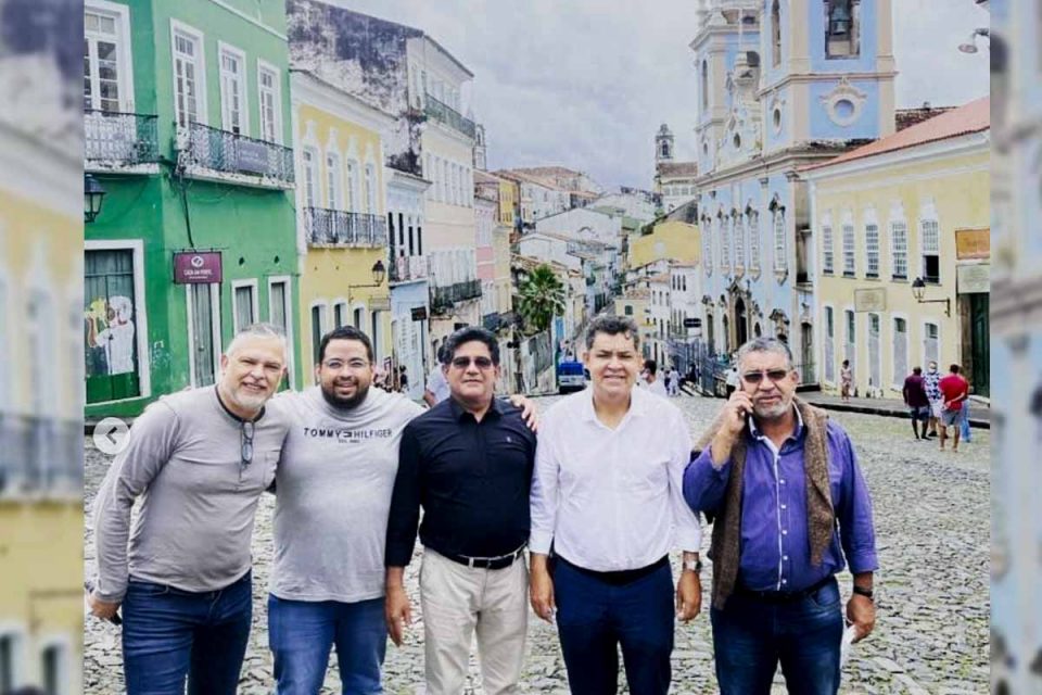 Os pastores Arilton Moura e Gilmar Santos posam ao lado de Helder Diego da Silva Bartolomeu e Angelino Moura Correia para foto tirada no Pelourinho, em Salvador