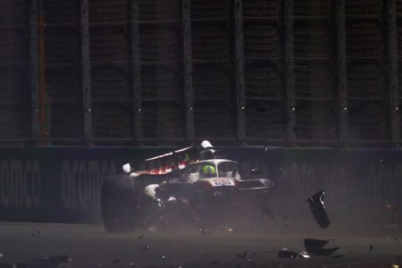 Mick Schumacher, da Haas, se acidentou durante treino classificatório na Arábia Saudita - Metrópoles