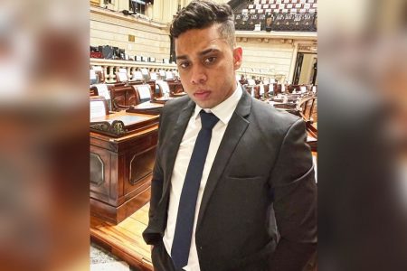 O vereador carioca Gabriel Monteiro, denunciado recentemente no programa Fantástico, posa para foto na Assembleia Legislativa da cidade do Rio de Janeiro. Ele usa terno - Metrópoles