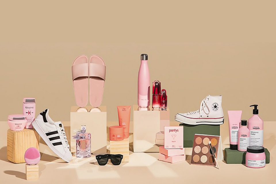 Produtos que são vendidos no site da Amaro. Na foto é possível ver tênis da Adidas, óculos da Ray-Ban, maquiagens da Oceane, perfume da Lancome, entre outros