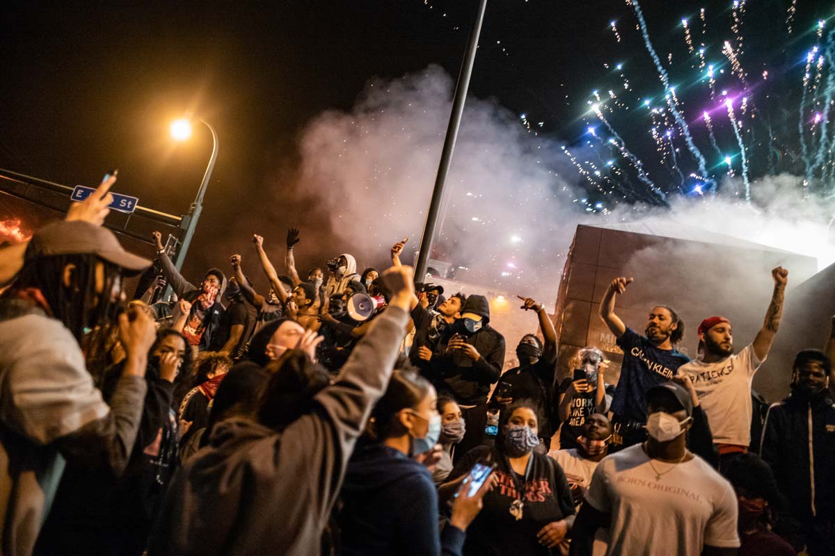 Manifestantes entram em conflito com a polícia durante uma manifestação contra a morte de George Floyd em Minneapolis