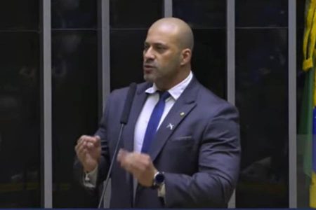 O deputado federal Daniel Silveira discursa em plenário na Câmara dos Deputados. Ele vive em prisão domilicar por conta de crimes cometidos contra a democracia - Metrópoles