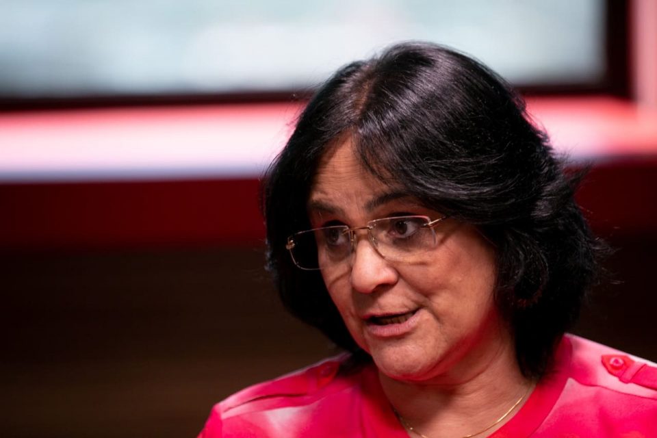 Ministra Damares Alves gesticula em sua fala durante entrevista no Metrópoles. Ela usa roupa rosa - Metrópoles