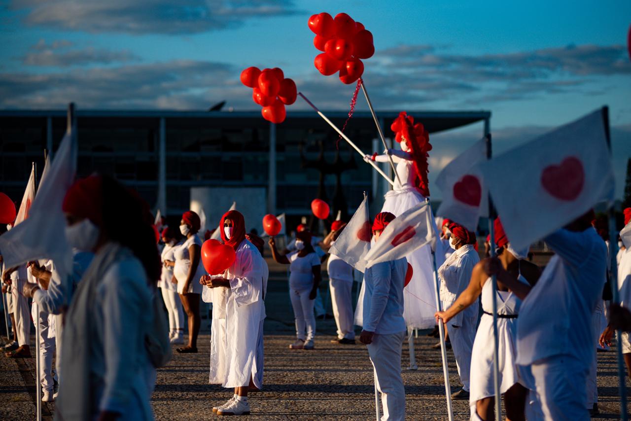 manifestacao artistica Quem partiu é amor de alguém na praçå dos três poderes