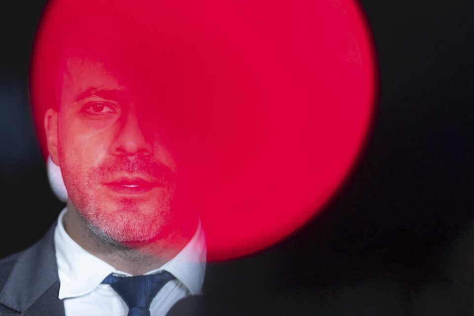 O deputado federal pelo Rio de Janeiro, Daniel Silviera, sob luz vermelha no Plenário da Câmara dos Deputados. Ele passou a noite na casa na tentativa de não precisar colocar tornozeleira eletrônica a mando do ministro do STF, Alexandre de Moraes - Metrópoles