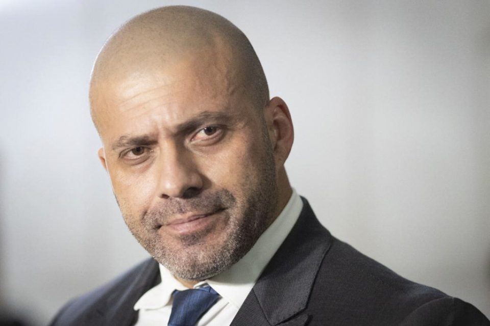O deputado federal pelo Rio de Janeiro, Daniel Silviera, em frente ao Plenário da Câmara dos Deputados. Ele passou a noite na casa na tentativa de não precisar colocar tornozeleira eletrônica a mando do ministro do STF, Alexandre de Moraes - Metrópoles