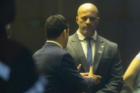 O deputado federal pelo Rio de Janeiro, Daniel Silviera, fala no Plenário da Câmara dos Deputados. Ele passou a noite na casa na tentativa de não precisar colocar tornozeleira eletrônica a mando do ministro do STF, Alexandre de Moraes - Metrópoles